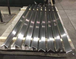 Thép không gỉ hay inox được biết đến là một kim loại không bị ăn mòn và gỉ sét, luôn giữ được vẻ sáng bóng. Chính vì ưu điểm tuyệt vời này nên inox là chất liệu phổ biến được lựa chọn cho phòng bếp và phòng tắm.